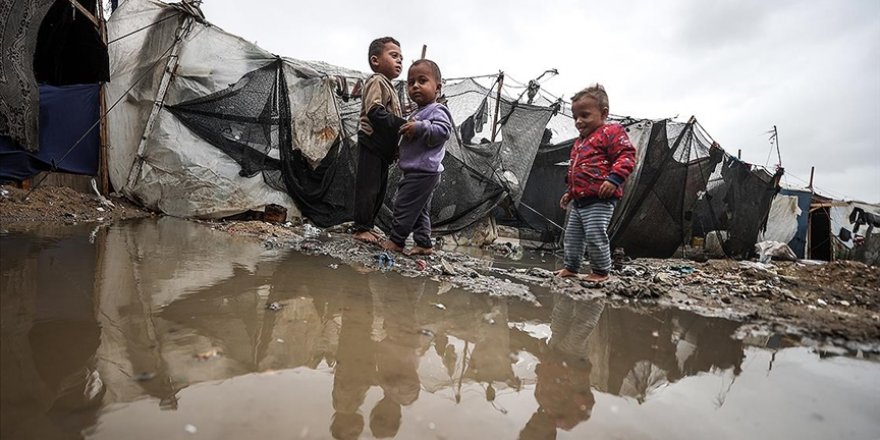 Gazze'de yerinden edilen Filistinlilerin çadırları yağmur sularının altında kaldı