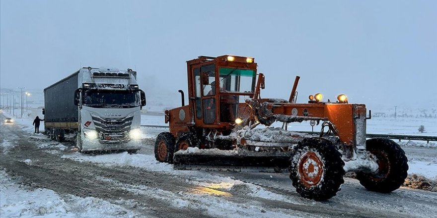 Kayseri-Sivas kara yolu yoğun kar nedeniyle ulaşıma kapandı