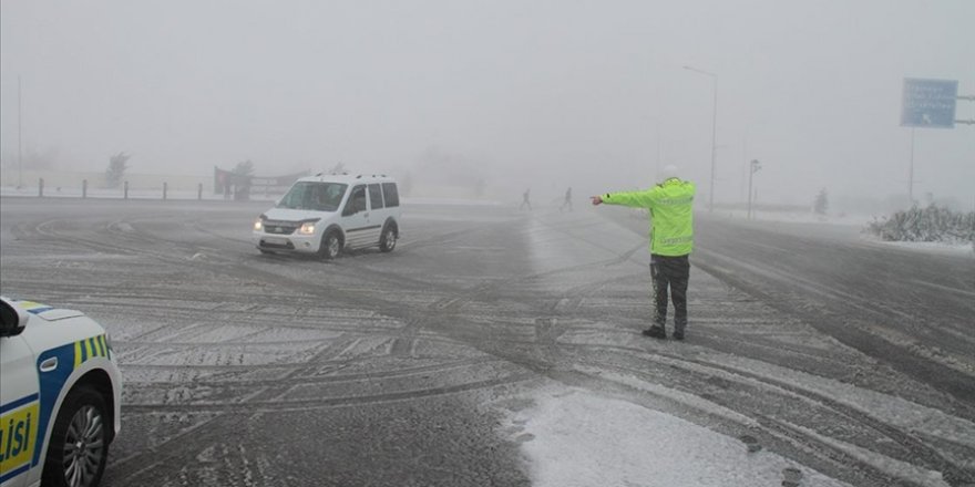 Erzincan-Sivas ile Erzincan-Gümüşhane kara yolları kar nedeniyle ulaşıma kapatıldı