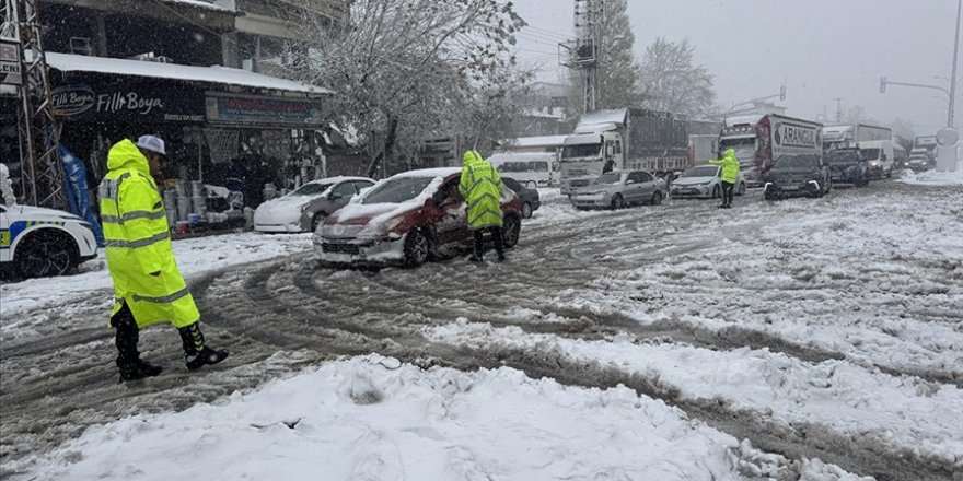 Kahramanmaraş-Kayseri kara yolu kar ve tipi nedeniyle ulaşıma kapandı