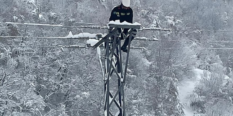 Orta Karadeniz Bölgesi'nde yoğun kar yağışı nedeniyle elektrik kesintileri yaşandı