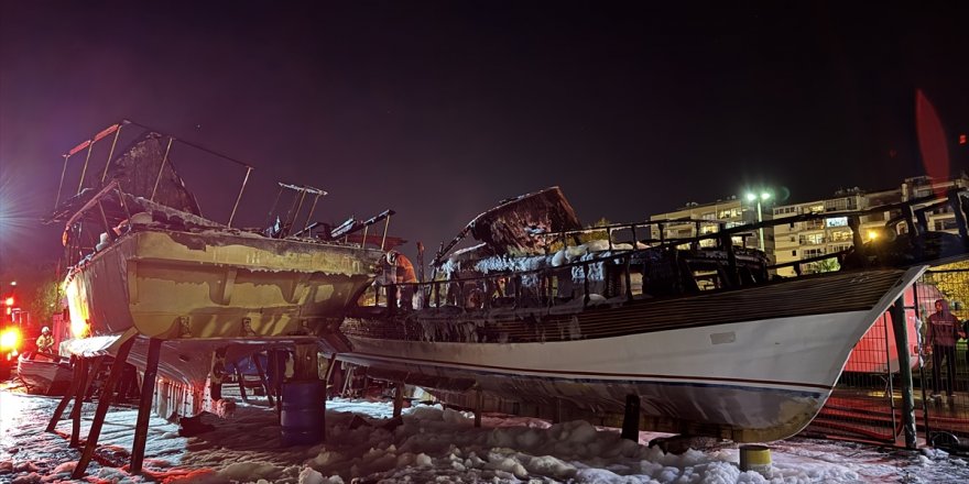 İzmir'de teknede yaşayan kişi, çıkan yangında öldü