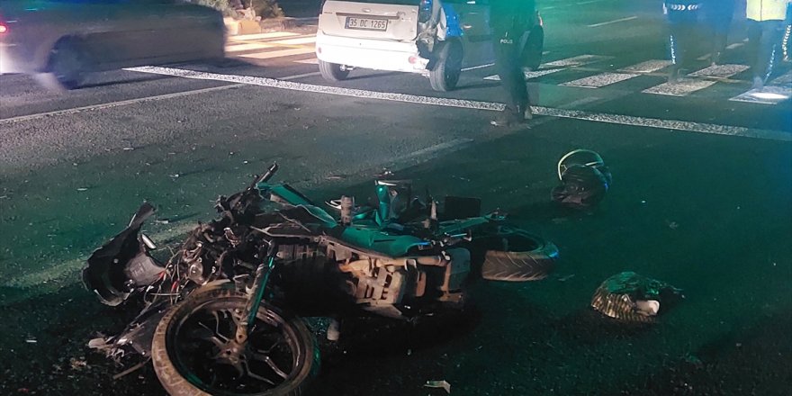 İzmir'de otomobille çarpışan motosikletteki 2 kişi yaralandı