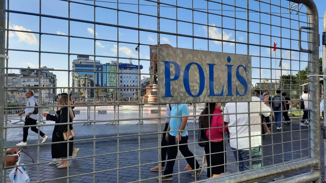 İstanbul Valiliği Taksim'i kapattı