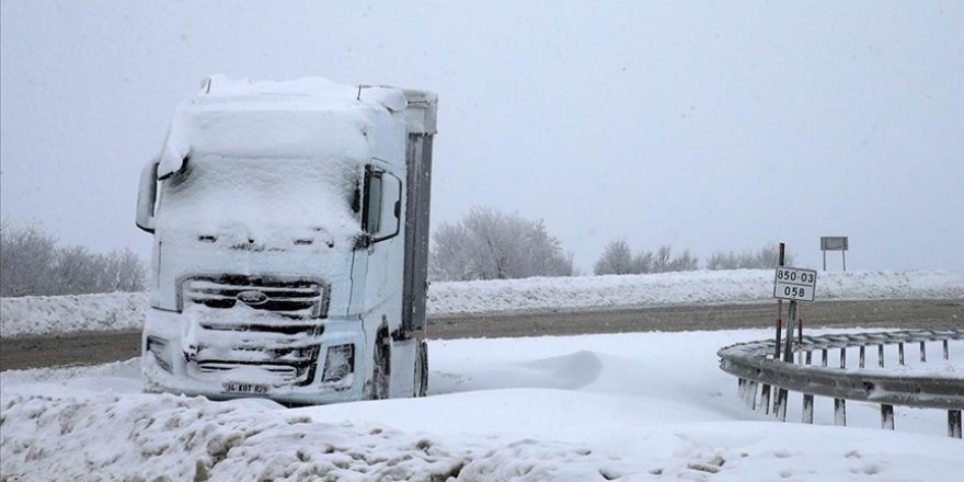 Tokat'taki Çamlıbel Geçidi'nde kar kalınlığı yaklaşık 60 santimetreye ulaştı