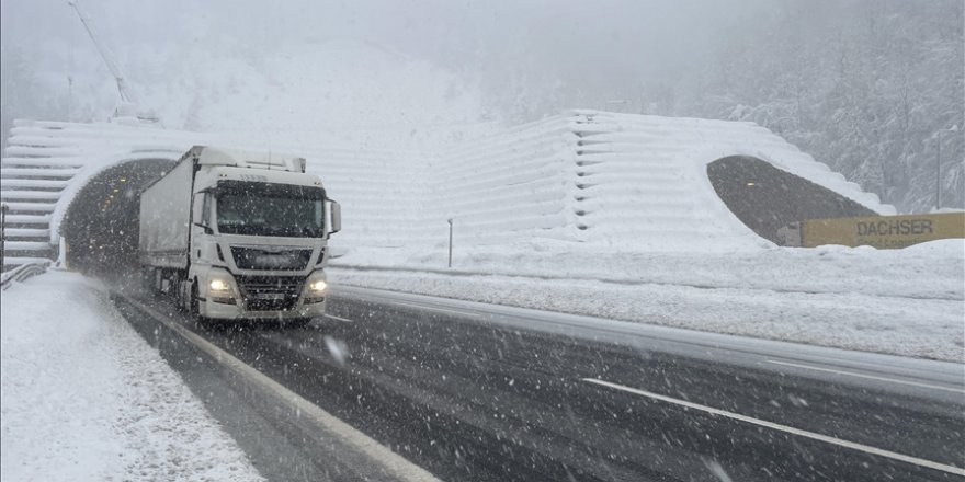 Bolu ve Düzce'de kar yağışı sürüyor