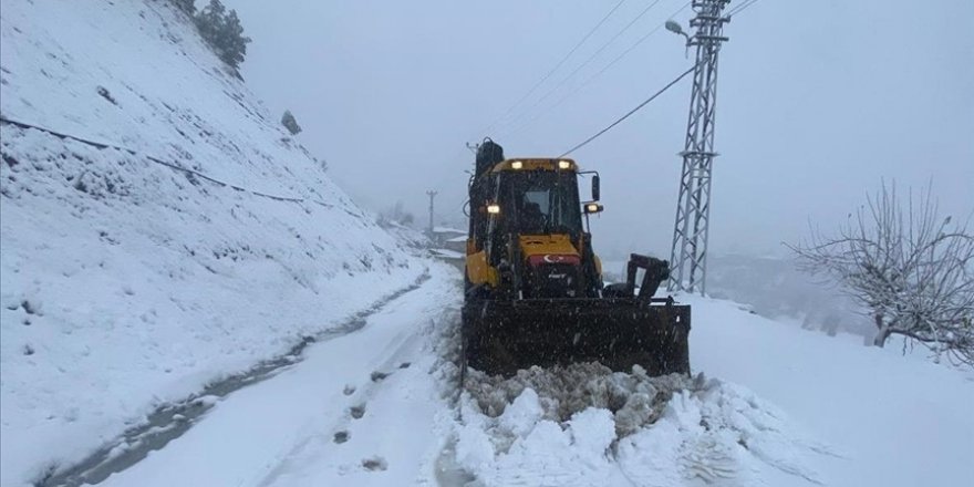 Kahramanmaraş'ta kar ve tipi nedeniyle kapanan 203 mahalle yolu ulaşıma açıldı