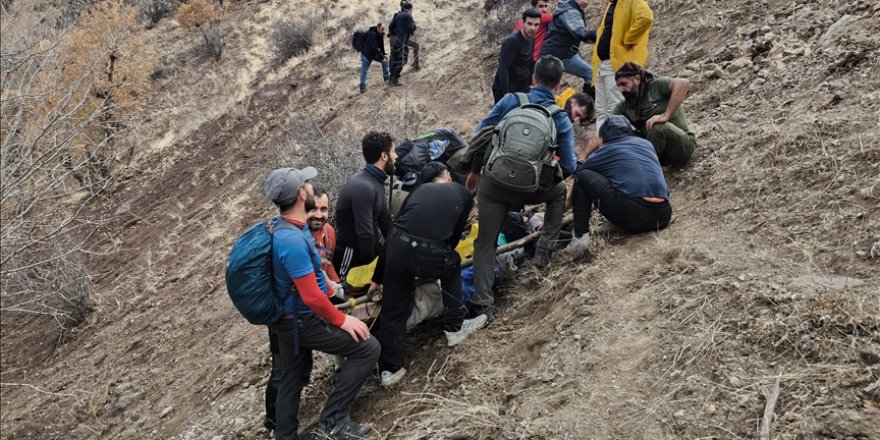 Van'da tırmanış sırasında ayağı kırılan dağcıyı arkadaşları kilometrelerce taşıyarak kurtardı