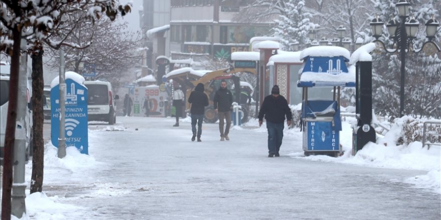 Doğu Anadolu'da kar yerini dondurucu soğuklara bıraktı