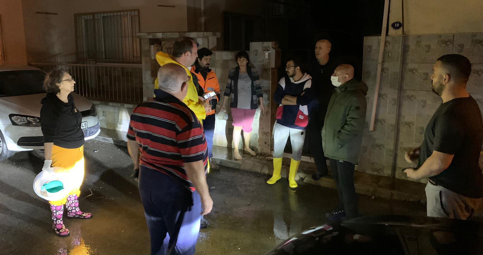 İzmir'deki kuvvetli yağış su baskınlarına neden oldu