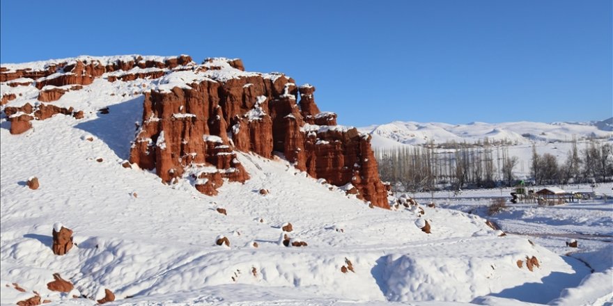 Erzurum'daki karla kaplı Narman Peribacaları ziyaretçilerini ağırlıyor