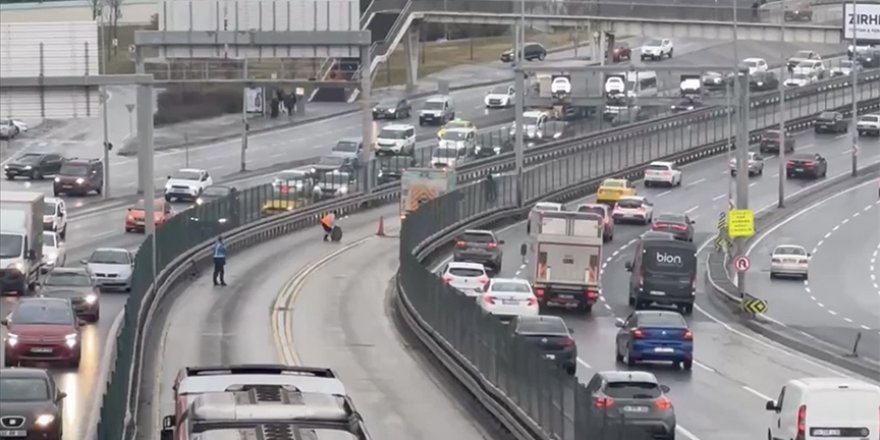 Fırlayan rögar kapağının kapısını kırdığı metrobüsten düşen yolcu yaralandı