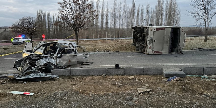 Nevşehir'de otomobille öğrenci servisinin çarpıştığı kazada 1 kişi öldü, 23 kişi yaralandı