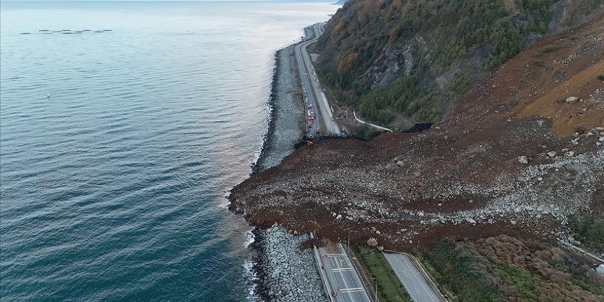 Artvin'de heyelan sonucu Karadeniz Sahil Yolu ulaşıma kapandı