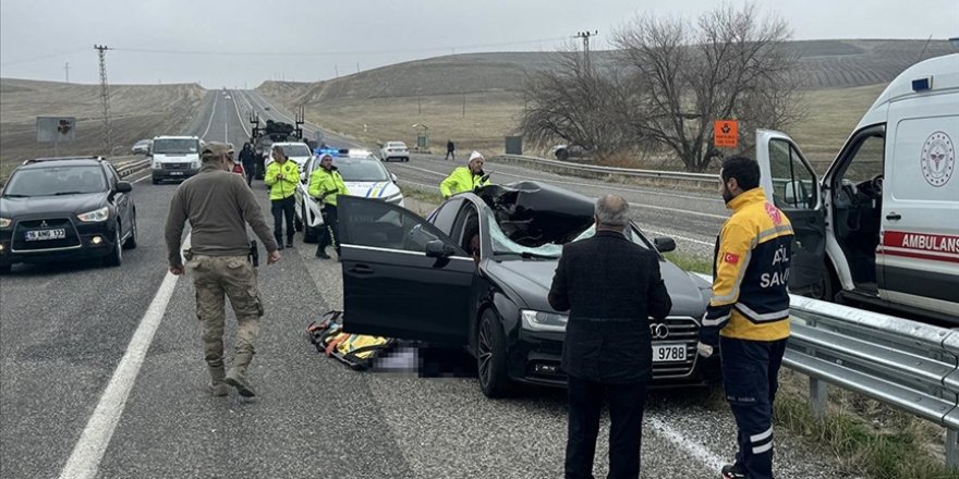 Diyarbakır'da seyir halindeki tırdan fırlayan lastiğin çarptığı otomobildeki yolcu öldü