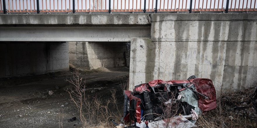 Ankara'da köprülü kavşaktan düşen otomobildeki aynı aileden 5 kişi hayatını kaybetti