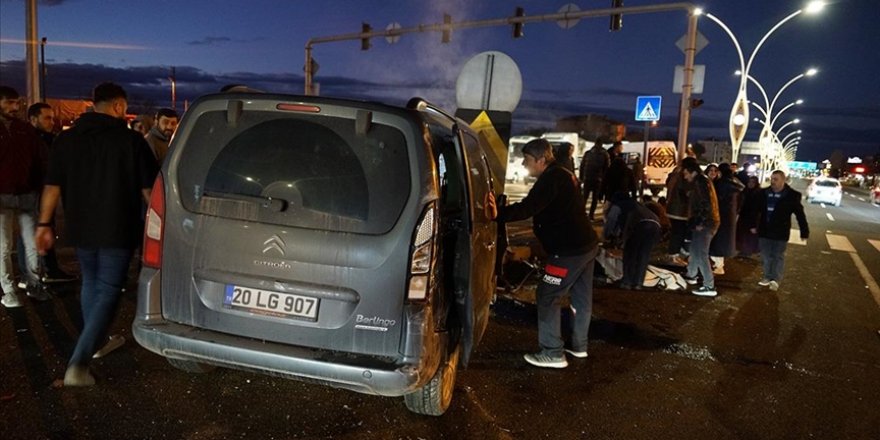 Ankara’da hafif ticari aracın okul servis aracına çarptığı kazada 9 kişi yaralandı