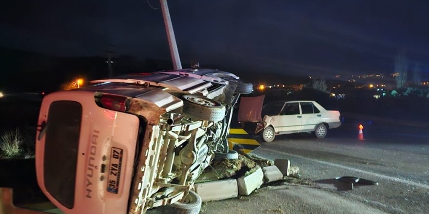 İzmir'de otomobille panelvanın çarpışması sonucu 6 kişi yaralandı