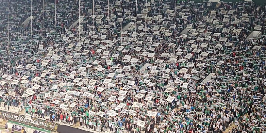 Bursaspor taraftar grubu Texas'ın kadına şiddete dikkat çeken koreografisi ödüle layık görüldü