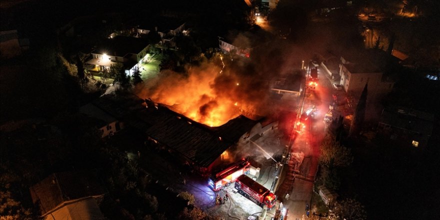 İzmir'de tekstil fabrikasında çıkan yangın kontrol altına alındı