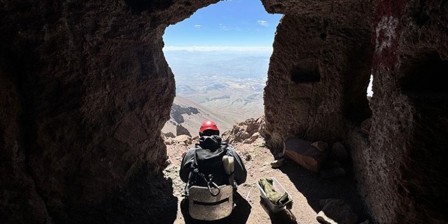 Erciyes'in zirvesindeki mağarayı görmek isteyenler 3 bin 917 metre tırmanıyor