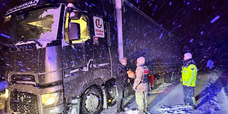 Ardahan'da kar nedeniyle araçlarıyla yolda kalanlara çorba ikramı