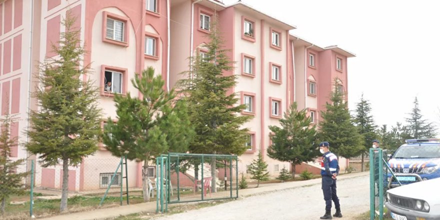 Kovid-19 olan kişi komşularıyla mantı yaptı, apartman karantinaya alındı