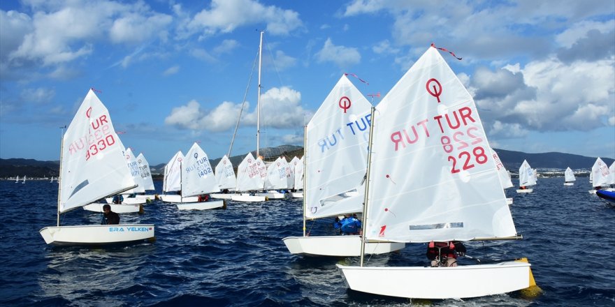 Bodrum'da ablasının anısına düzenlenen yelken yarışlarında birincilik elde etti