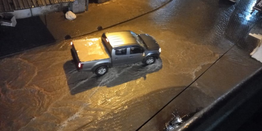 İzmir'in Dikili ilçesinde sağanak sonrası bazı iş yerlerine su bastı