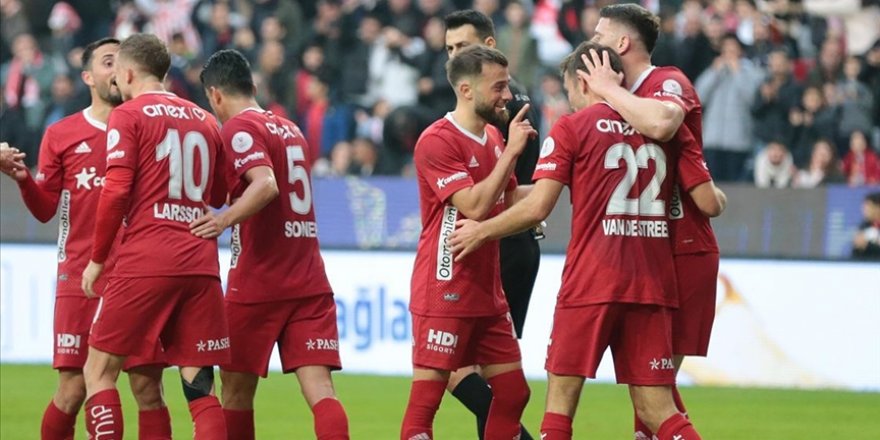 Antalyaspor, konuk ettiği Kayserispor'u 2-0 yendi