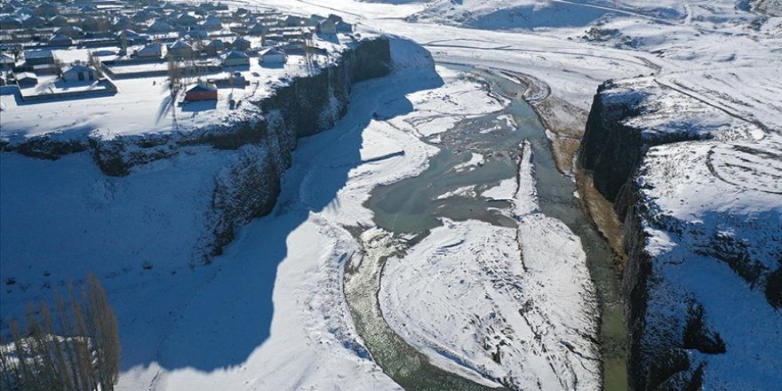 Ağrı'daki Murat Kanyonu ve çevresi beyaza büründü