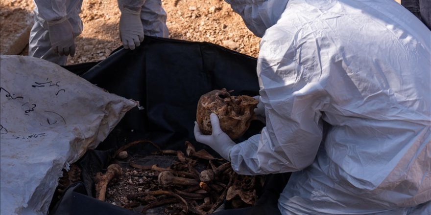 Sivil Savunma ekipleri, Şam'da AA'nın görüntülediği toplu mezarda çalışma başlattı