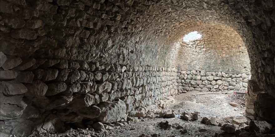 Nemrut Dağı eteklerinde yaklaşık 750 yıllık han ve köprü bulundu