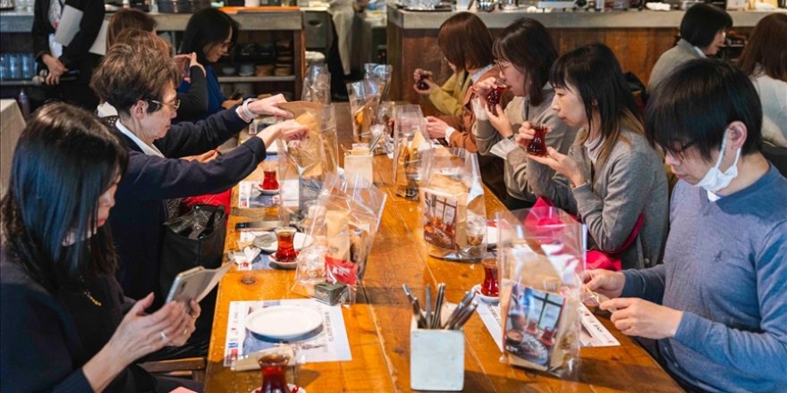 Japonlara Türk çayı demlemenin püf noktaları öğretildi