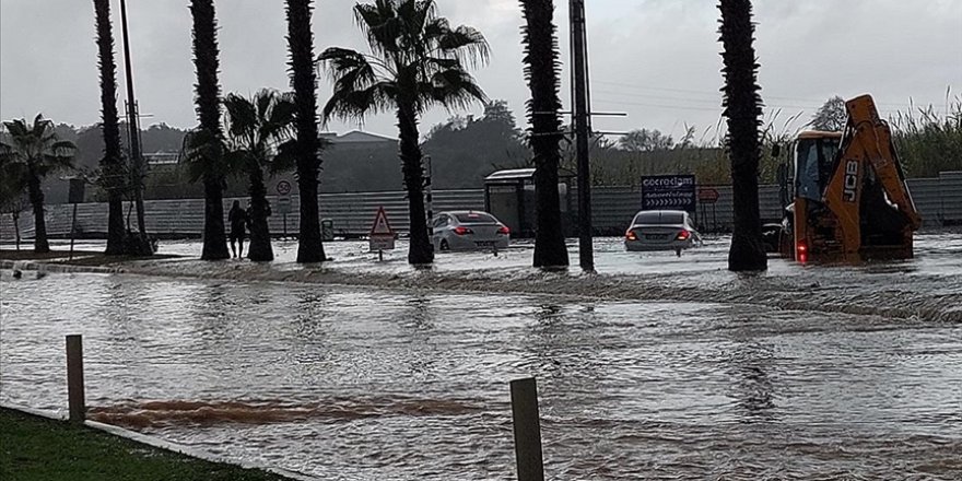 Antalya'da şiddetli yağışta mahsur kalan 236 kişi güvenli alanlara tahliye edildi