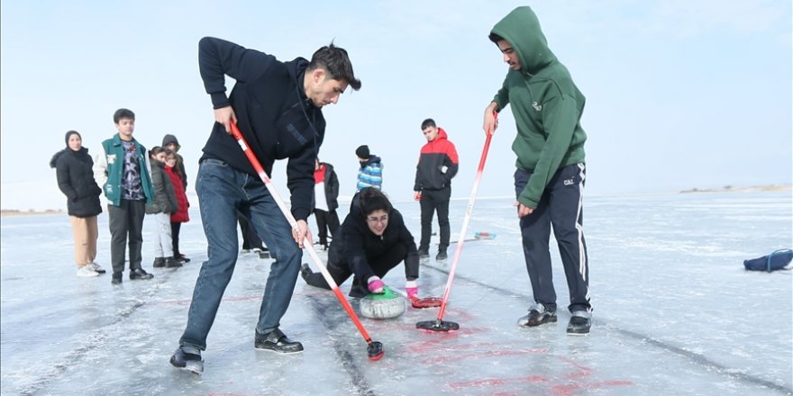 Çıldır Gölü'nün buzla kaplı yüzeyi curling sporcuları için antrenman alanı oldu