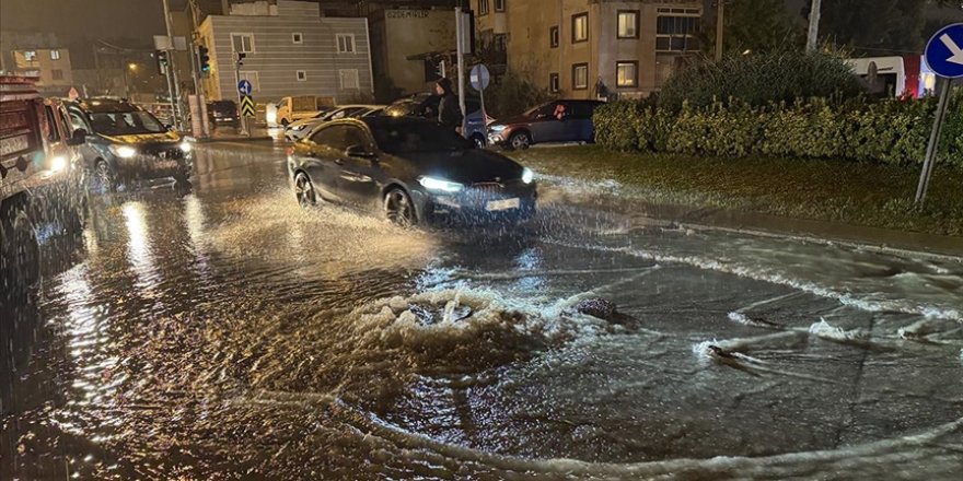 İzmir'de sağanak etkili oldu