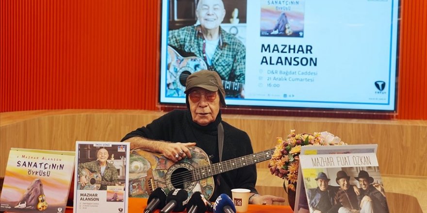 Şarkıcı Mazhar Alanson "Sanatçının Öyküsü" kitabını imzaladı