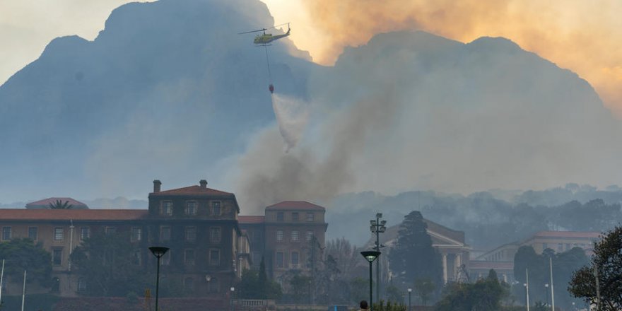 Güney Afrika’daki Tafelberg Dağı’nda yangın çıktı