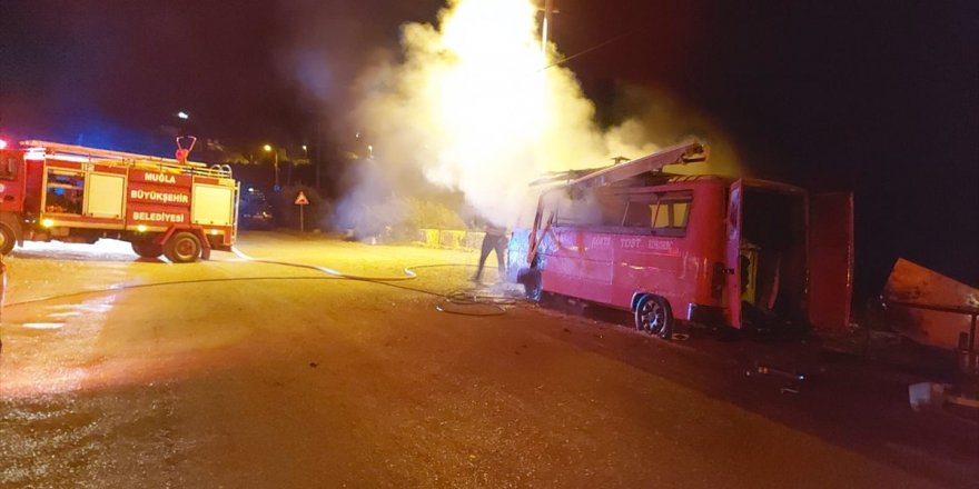 Muğla'da park halindeki minibüs yandı