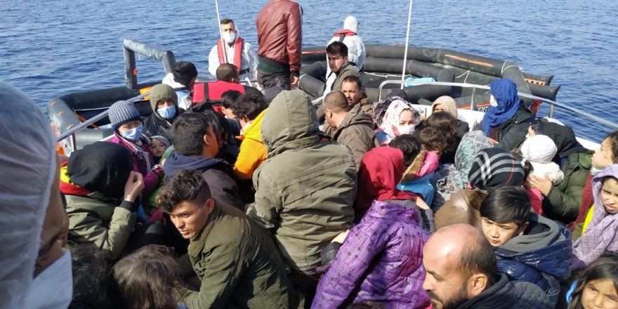 İzmir açıklarında Türk kara sularına itilen 59 sığınmacı kurtarıldı