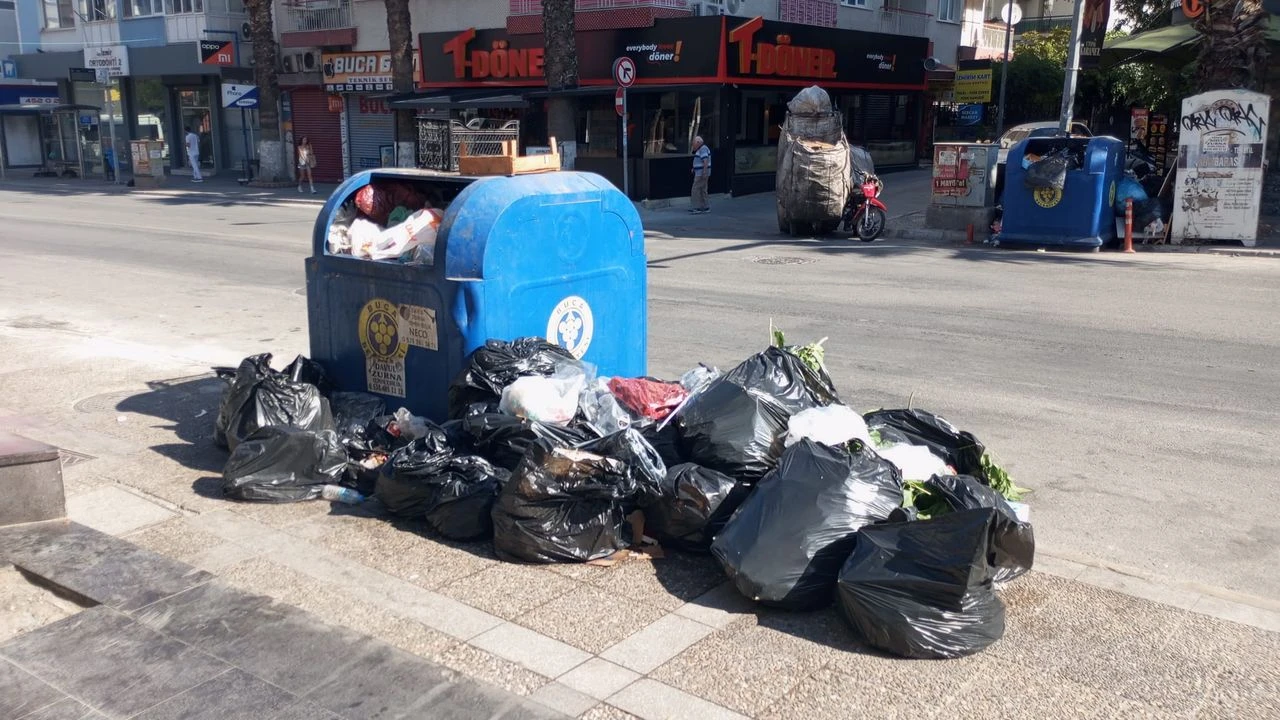 İş bırakma eylemi 3. günde… Buca’da çöp dağları!