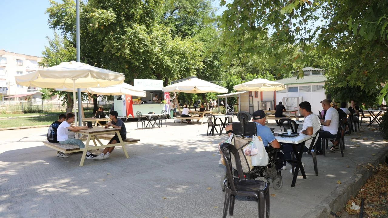 Engelsiz Kafe yenilenen yüzüyle hizmete devam ediyor