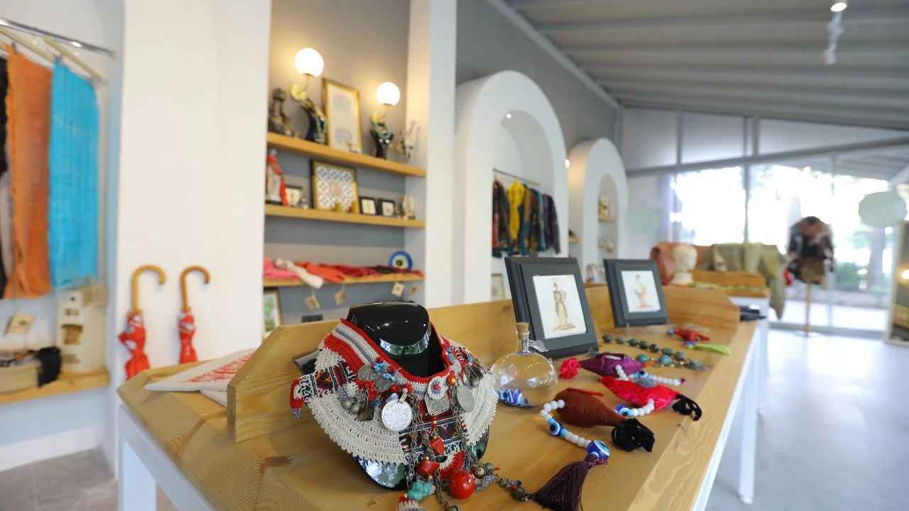 Selçuklu kadınların el emekleri Efesium Hediyelik Eşya Dükkânı’nda