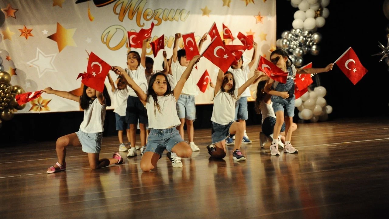 Karşıyakalı miniklerin mezuniyet coşkusu