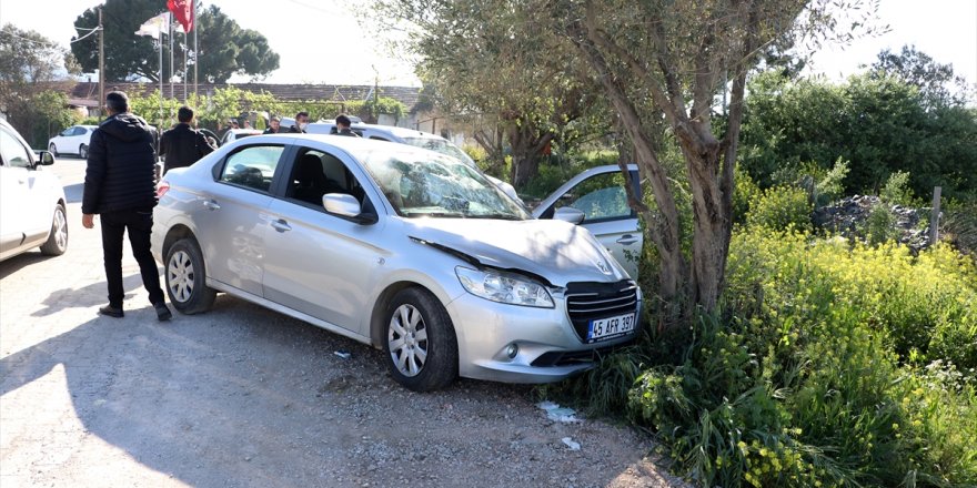 Manisa'da kovalamaca sonrası ağaca çarparak duran otomobilde uyuşturucu ele geçirildi