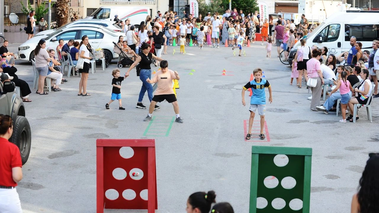 Karşıyaka'dan "Sokak Senin Mahalle Olimpiyatları" etkinliği