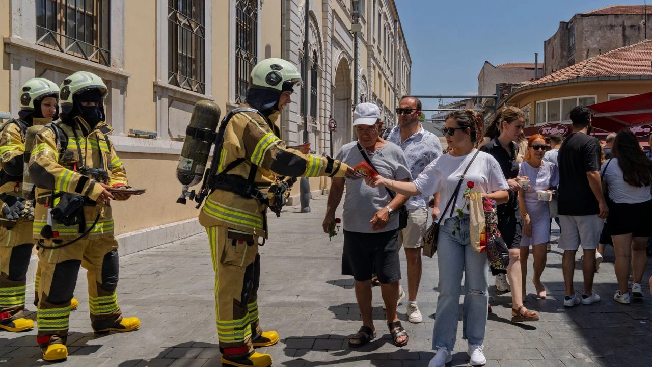 İzmir İtfaiyesi sokağa indi... Vatandaşlara duyarlılık çağrısı