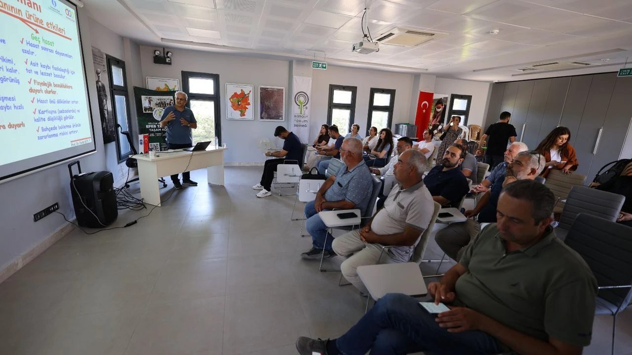 Efes Tarlası Yaşam Köyü’nde şeftali üreticilerine eğitim