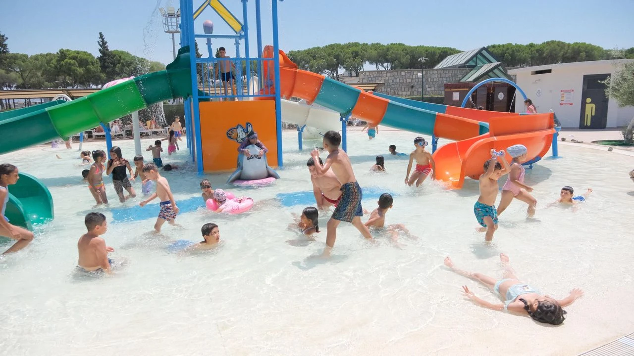 Aydınlı çocuklar aquaparkta serinledi